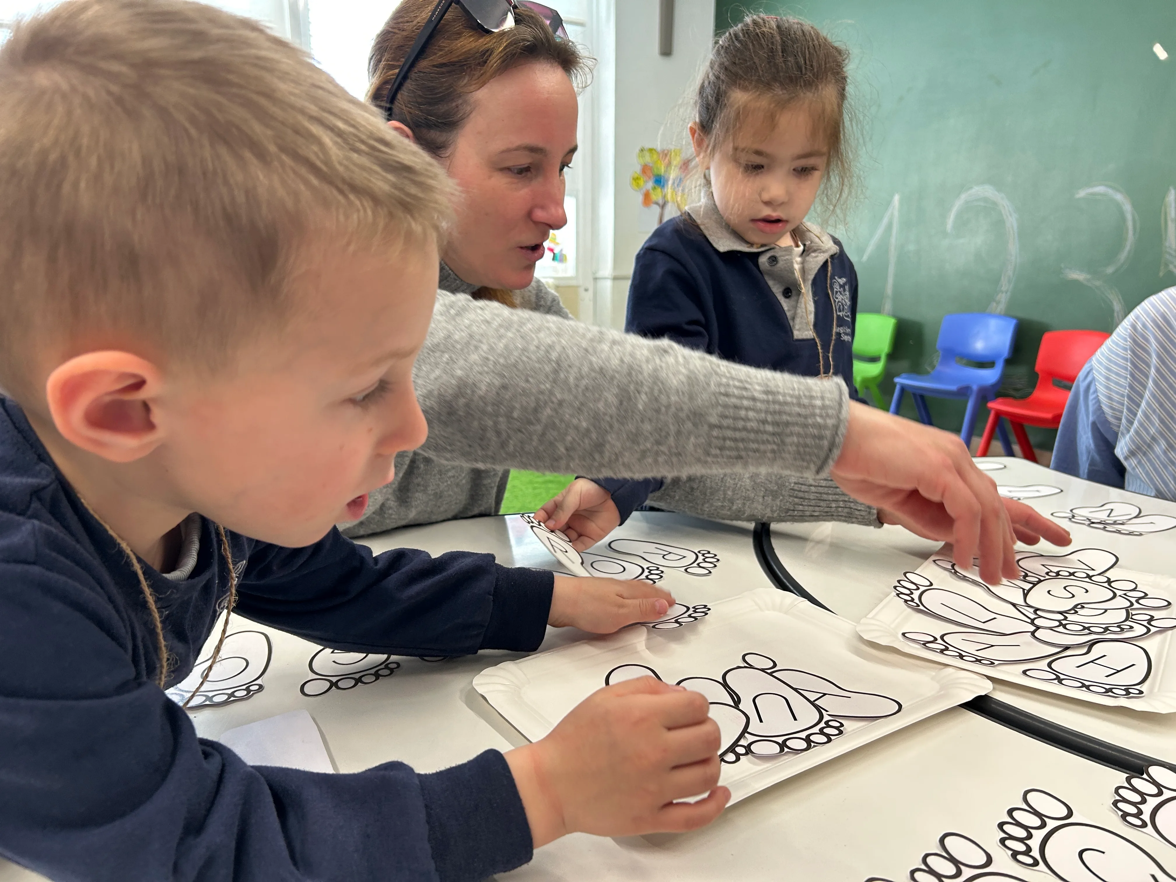 Alumnado de Primaria trabajando en una actividad del colegio
